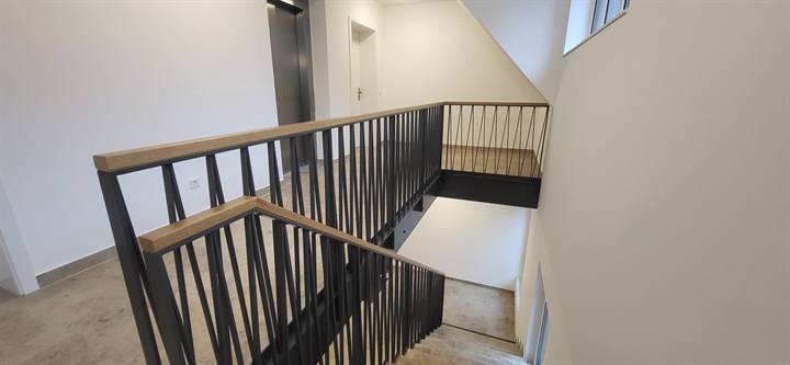 Treppengeländer mit vertikalen Stäben und Holzhandlauf